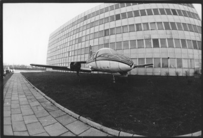 Samolot przed budynkiem Politechniki Rzeszowskiej, Wydziałem Budowy Maszyn i Lotnictwa (do 1988 r. Wydział Mechaniczny)