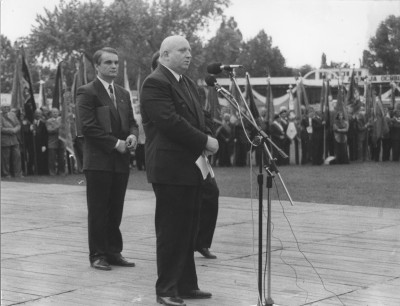 Politycy - Józef Oleksy i Waldemar Pawlak podczas uroczystości 100-lecia ruchu ludowego na stadionie "Stali" w Rzeszowie 