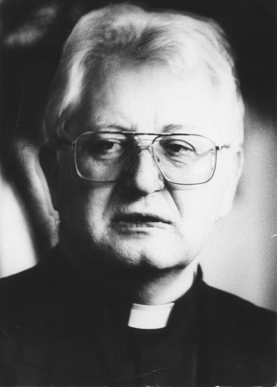 Portret ks. Adama Bonieckiego - prezbitera rzymskokatolickiego i publicysty, generała zakonu marianów w latach 1993–1999, w latach 1999–2011 redaktora naczelnego „Tygodnika Powszechnego”