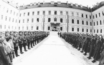 Uroczysta Msza św. w honorowej asyście wojska i policji na dziedzińcu Zamku Lubomirskich w Rzeszowie