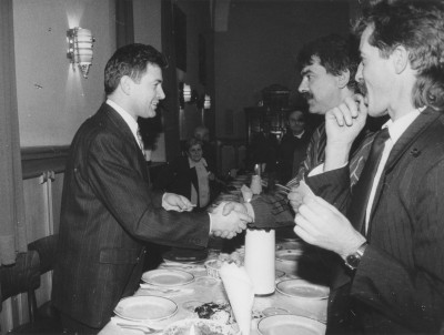 Spotkanie opłatkowe. Po lewej Marian Krzaklewski - polityk, założyciel i lider AWS /Akcja Wyborcza Solidarność Prawicy/, poseł na Sejm III kadencji. W latach 1991–2002 przewodniczący NSZZ „Solidarność”