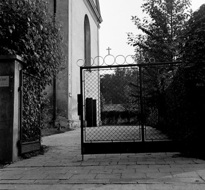 Wejście do kościoła Garnizonowego pw. Matki Boskiej Królowej Polski przy ul. Reformackiej w Rzeszowie
