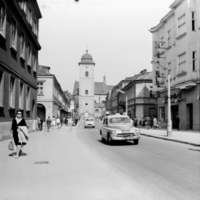 Na ul. 3 Maja w Rzeszowie. Po lewej Kino Apollo. W tle wieża Farna i kościół pw. Św. Wojciecha i św. Stanisława