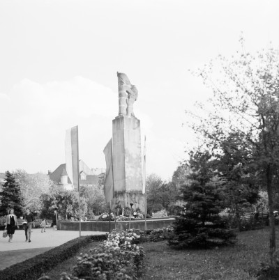 Pomnik Wdzięczności Armii Czerwonej na placu Zwycięstwa w Rzeszowie, obecnie plac Ofiar Getta. W tle Synagoga Staromiejska