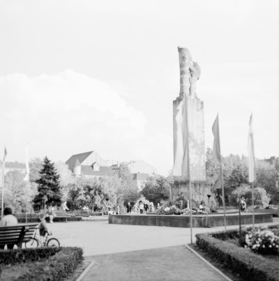 Pomnik Wdzięczności Armii Czerwonej na placu Zwycięstwa w Rzeszowie, obecnie plac Ofiar Getta. W tle Synagoga Staromiejska