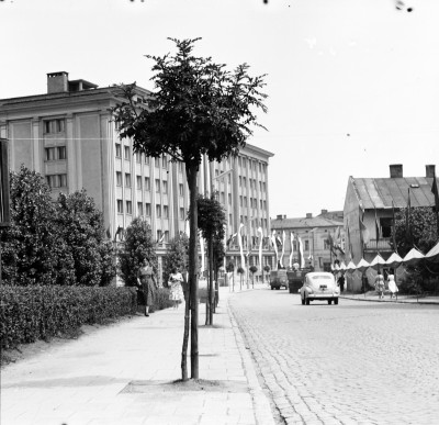 Ulica 1 Maja w Rzeszowie, obecnie ul. Jana III Sobieskiego. Po lewej Urząd Wojewódzki. W tle ul. Grunwaldzka
