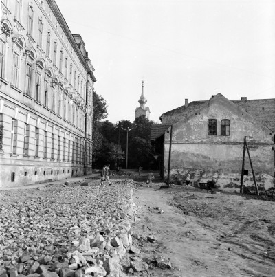 Ulica Juliana Marchlewskiego, obecnie ul. płk. Leopolda Lisa-Kuli. Po lewej siedziba Narodowego Funduszu Zdrowia, w tle wieża Zamku Lubomirskich