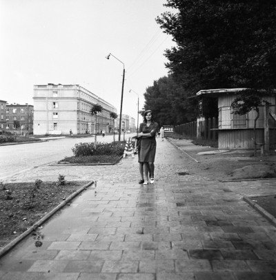 GFK-3-452 Kobieta na ul. gen. Jarosława Dąbrowskiego w Rzeszowie. Po lewej Hotel Iskra, po prawej kiosk spożywczy GFK-3-452.jpg