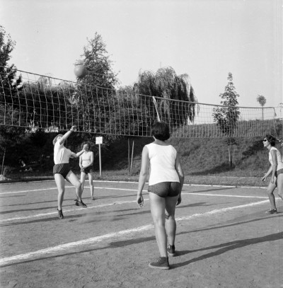 Spartakiada międzyzakładowa, mecz siatkówki kobiet nad Wisłokiem za stadionem Stali w Rzeszowie 