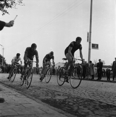 Peleton wyścigu kolarskiego - Jubileuszowe Indywidualne Kolarskie Mistrzostwa Polski - na ul. Obrońców Stalingradu, obecnie ul. Hetmańska