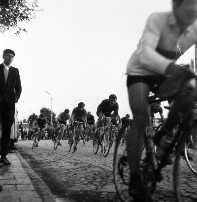 Peleton wyścigu kolarskiego - Jubileuszowe Indywidualne Kolarskie Mistrzostwa Polski - na ul. Obrońców Stalingradu, obecnie ul. Hetmańska