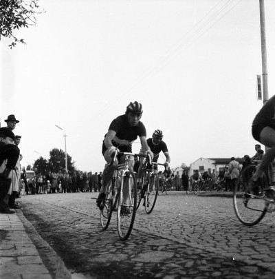 Peleton wyścigu kolarskiego - Jubileuszowe Indywidualne Kolarskie Mistrzostwa Polski - na ul. Obrońców Stalingradu, obecnie ul. Hetmańska