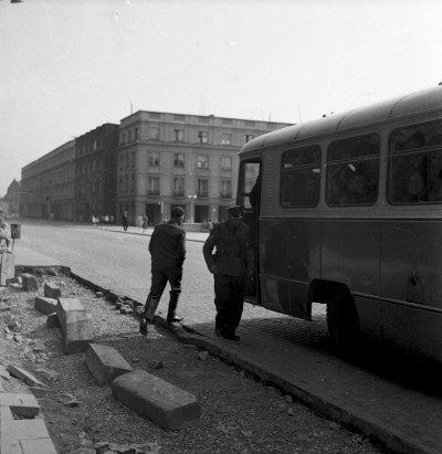 Autobus na przystanku i remont chodnika przy ul. gen. Jarosława Dąbrowskiego w Rzeszowie. W tle, po lewej, fragment kościół Saletynów