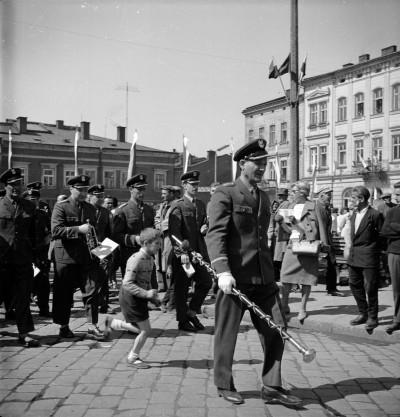 Orkiestra dęta z Zakałdowego Domu Kultury Wytwórni Sprzętu Komunikacyjnego "PZL-Rzeszów" w pochodzie pierwszomajowym na rynku w Rzeszowie. Na pierwszym planie koncertmistrz Józef Homik