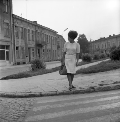 Kobieta na placu Gwardii Ludowej w Rzeszowie, obecnie plac Śreniawitów. Widok na ul. gen. Jarosława Dąbrowskiego