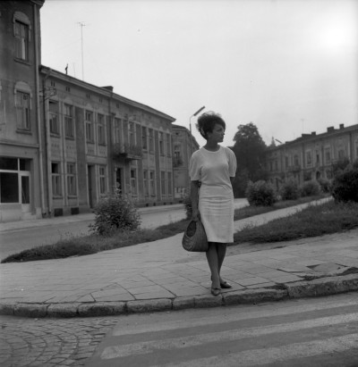 Kobieta na placu Gwardii Ludowej w Rzeszowie, obecnie plac Śreniawitów. Widok na ul. gen. Jarosława Dąbrowskiego