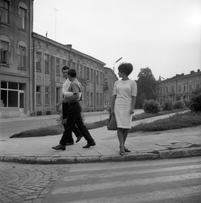 Kobieta i mężczyźni na placu Gwardii Ludowej w Rzeszowie, obecnie plac Śreniawitów. Widok na ul. gen. Jarosława Dąbrowskiego