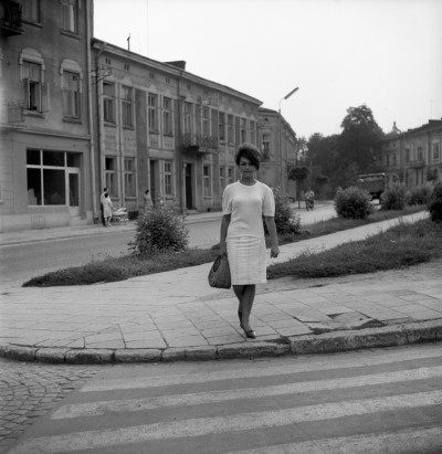 Kobieta na placu Gwardii Ludowej w Rzeszowie, obecnie plac Śreniawitów. Widok na ul. gen. Jarosława Dąbrowskiego