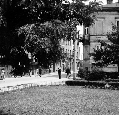 Ulica 1 Maja w Rzeszowie, obecnie ul. Jana III Sobieskiego. Na pierwszym planie plac Zwycięstwa, obecnie plac Ofiar Getta