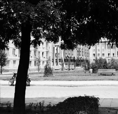 Ulica 1 Maja i plac Zwycięstwa w Rzeszowie, obecnie ul. Jana IIII Sobieskiego i plac Ofiar Getta. Po prawej "Dom Partii" przy al. Włodzimierza Lenina, obecnie budynek Sądu Apelacyjnego przy al. Józefa Piłsudskiego