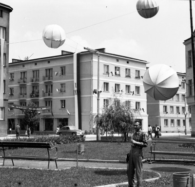 Plac u zbiegu ul. 1 Maja i ul. Stefana Okrzei przed Wojewódzkim Domem Kultury w Rzeszowie, obecnie ul. Jana III Sobieskiego i skwer im. Grażyny Gęsickiej (od 2012 r.). Po lewej fragment kamienicy czynszowej przy ul. Asnyka 1, wybudowanej przez znanego rzeszowskiego przedsiębiorcę Ignacego Krausa w latach 1937–1938 pod wynajem dla kadry kierowniczej Polskich Zakładów Lotniczych Wytwórni Silników Samolotowych nr 2 w Rzeszowie