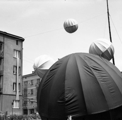 Plac u zbiegu ul. 1 Maja i ul. Stefana Okrzei przed Wojewódzkim Domem Kultury w Rzeszowie, obecnie ul. Jana III Sobieskiego i skwer im. Grażyny Gęsickiej (od 2012 r.). Po lewej fragment kamienicy czynszowej przy ul. Asnyka 1, wybudowanej przez znanego rzeszowskiego przedsiębiorcę Ignacego Krausa w latach 1937–1938 pod wynajem dla kadry kierowniczej Polskich Zakładów Lotniczych Wytwórni Silników Samolotowych nr 2 w Rzeszowie
