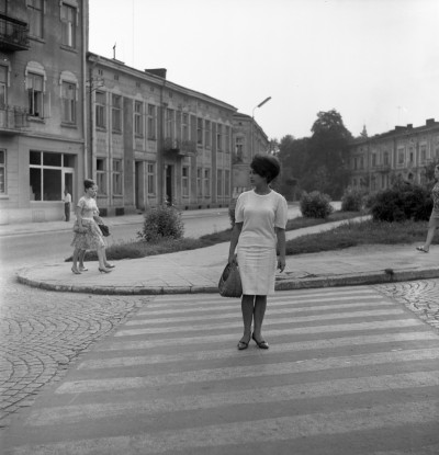 Kobieta na placu Gwardii Ludowej w Rzeszowie, obecnie plac Śreniawitów. Widok na ul. gen. Jarosława Dąbrowskiego