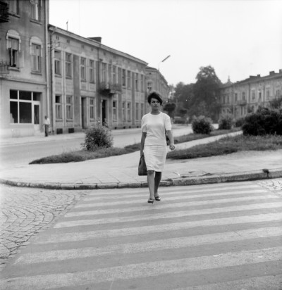 Kobieta przechodząca przez przejście na placu Gwardii Ludowej w Rzeszowie, obecnie plac Śreniawitów. Widok na ul. gen. Jarosława Dąbrowskiego