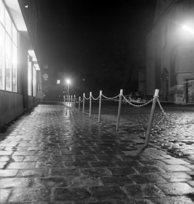 Ulica 3 Maja w Rzeszowie. Widok w kierunku placu Farnego. Po prawej kościół św. Wojciecha i św. Stanisława