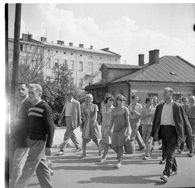 Uczestnicy pochodu pierwszomajowego na ul. Juliusza Słowackiegow Rzeszowie. Z prawej na pierwszym planie filmowiec Piotrowski