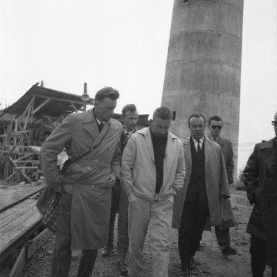 Budowa stacji telewizyjnej na Suchej Górze w Czarnorzekach koło Krosna. Robocza wizytacja budowy. Budowa rozpoczęła się 5 października 1960 r., a zakończyła na początku sierpnia 1962 r.