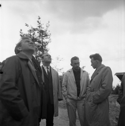 Budowa stacji telewizyjnej na Suchej Górze w Czarnorzekach koło Krosna. Robocza wizytacja budowy. Budowa rozpoczęła się 5 października 1960 r., a zakończyła na początku sierpnia 1962 r.