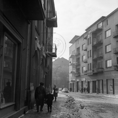 Ulica Jagiellońska w Rzeszowie z czynszową kamienicą nr 12. Ten COP-owski budynek powstał w latach 1937–1938 według projektu zespołu Mackiewicz–Holzer