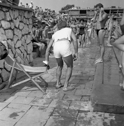 Na basenie Wojewódzkiego Ośrodka Sportu i Rekreacji przy ul. Iwana Turkienicza, obecnie Rzeszowski Ośrodek Sportu i Rekreacji przy ul. ks. Józefa Jałowego w Rzeszowie. W białym ubraniu Ignacy Skobla, sportowiec Resovi
