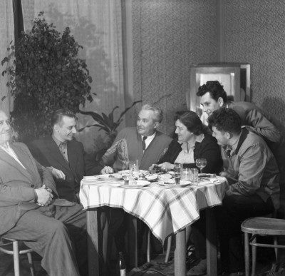 Rodzinne spotkanie w mieszkaniu przy ul. Żwirki i Wigury w Rzeszowie. Od prawej Roman Konieczkowski, Andrzej Listwan, Maria Konieczkowska, NN, January Nowak, NN