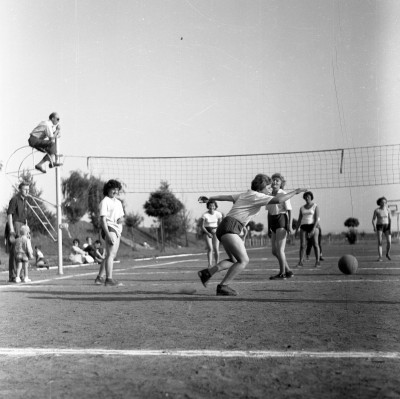 Spartakiady międzywydziłowe Wytwórni Sprzętu Komunikacyjnego - mecz siatkówki kobiet nad Wisłokiem za stadionem Stali