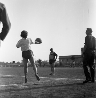 Spartakiady międzywydziłowe Wytwórni Sprzętu Komunikacyjnego - mecz siatkówki kobiet nad Wisłokiem za stadionem Stali. Po prawej budynek Stali Rzeszów