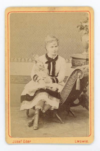 Portret Adolfiny Zimajer (1852-1939) - aktorki, śpiewaczki operowej i operetkowej, dyrektorki teatru