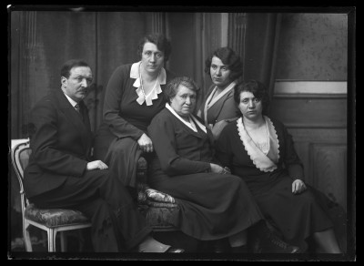 Leopoldyna Janusz z dziećmi. Od prawej: Maria Urban, Helena Janusz, Dorota Elgas i Fryderyk Janusz