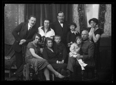 Rodzina Edwarda Janusza. Od prawej stoją: Maria, Krystyna i Augustyn Urban, Dorota Elgas i Fryderyk Janusz. Siedzą od lewej: Helena Janusz, Leopoldyna Janusz z wnukiem Marianem Elgasem i major Stanisław Elgas z córką Ireną