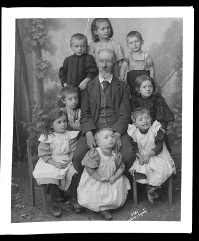 Ojciec Marii lub Karla Krause z prawnukami. U góry od prawej: Fryderyk Janusz, Mitzi i Oswald. Niżej, po lewej: Dorota Janusz i Maria Janusz. Na dole po prawej: Frieda

