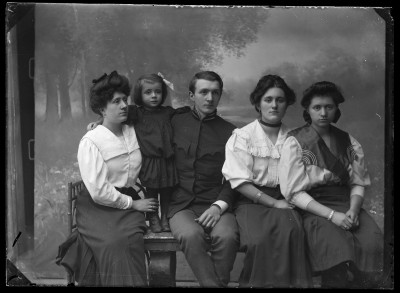 Rodzina Januszów w atelier. Od lewej: Dorota Elgas, Helena Janusz, Fryderyk Janusz, kuzynka Frieda i Maria Janusz 
