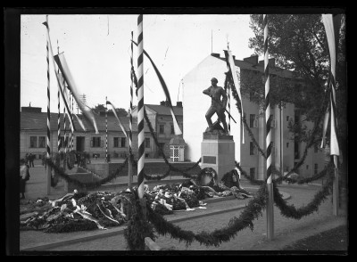 Pomnik pułkownika Leopolda Lisa Kuli na placu Farnym w Rzeszowie kilka dni po odsłonięciu, które miało miejsce 18.09.1932 r.