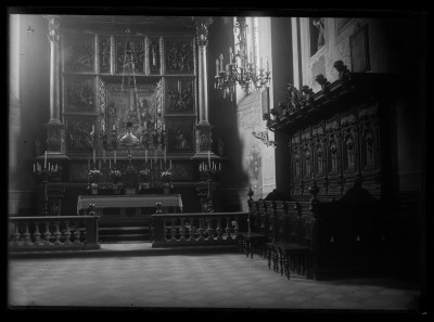 Ołtarz główny, pomniki grobowe i drewniane stalle w kościele oo. Bernardynów w Rzeszowie