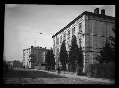 Widok na kamienicę nr 6 przy ulicy Unii Lubelskiej i willę dr Walentego Klisiewicza zbudowaną w latach 1934-1937 przy ulicy Jagiellońskiej 32 w Rzeszowie 