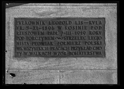 Tablica pamiątkowa na pomniku pułkownika Leopolda Lisa-Kuli na placu Farnym w Rzeszowie