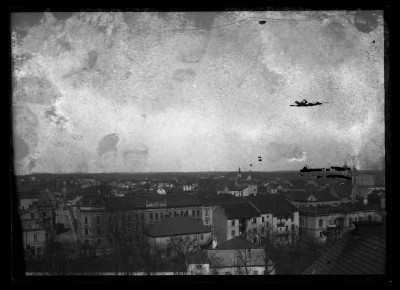 Panorama Rzeszowa z Zamku Lubomirskich. Na pierwszym planie ulica Zamkowa i Skarbowa. W tle widoczny kościół oo. Bernardynów i św. Krzyża