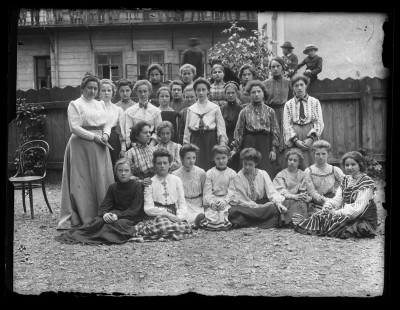 Uczennice Szkoły Wydziałowej Żeńskiej im. św. Scholastyki przy ul. Sandomierskiej w Rzeszowie. W drugim rzędzie od góry, szósta z lewej Dorota Janusz