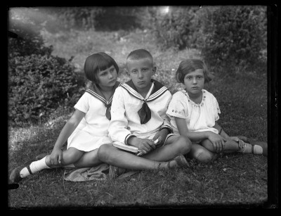 Dzieci w ogrodzie. Marian Elgas z siostrą Ireną (po prawej) i kuzynką Krystyną Urban (po lewej)