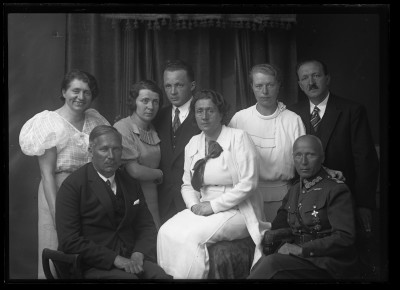 Dzieci Leopoldyny i Edwarda Januszów z małżonkami. Od lewej stoją: Maria Urban, Helena i Tadeusz Stanisz, Maria z domu Pattek z mężem Fryderykiem Januszem. Od prawej siedzą: Stanisław i Dorota Elgasowie, Augustyn Urban